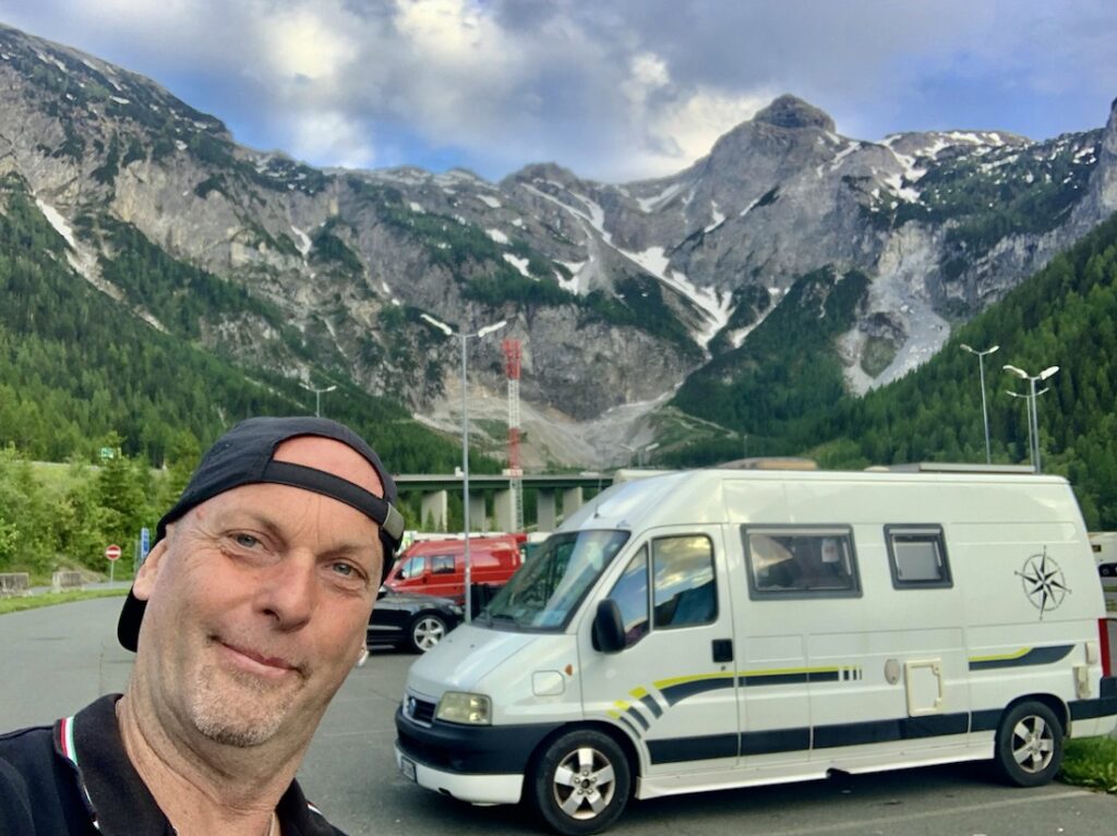 Io e il van nel parcheggio di un autogrill austriaco