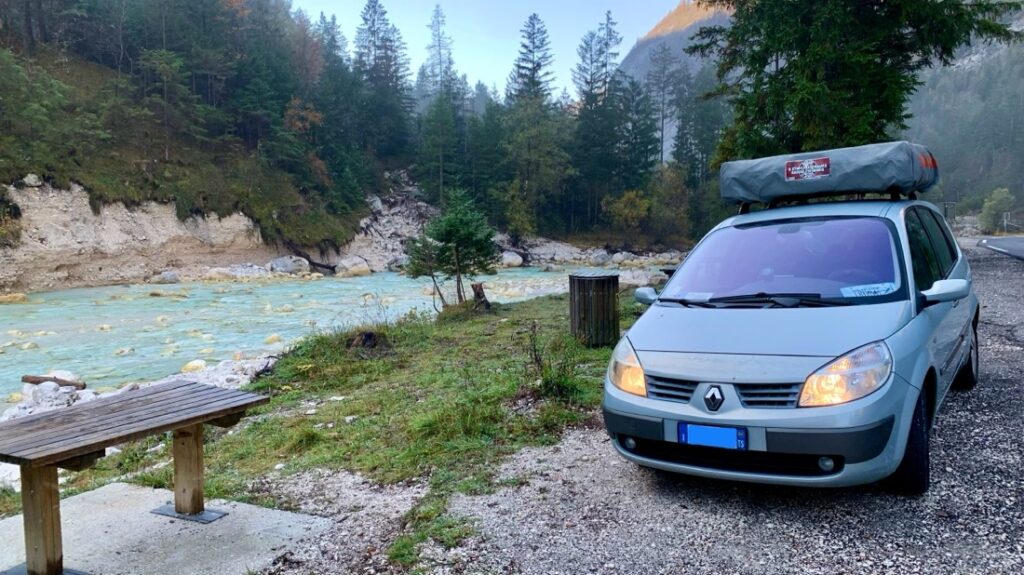 L'auto posteggiata di fianco al fiume Isonzo