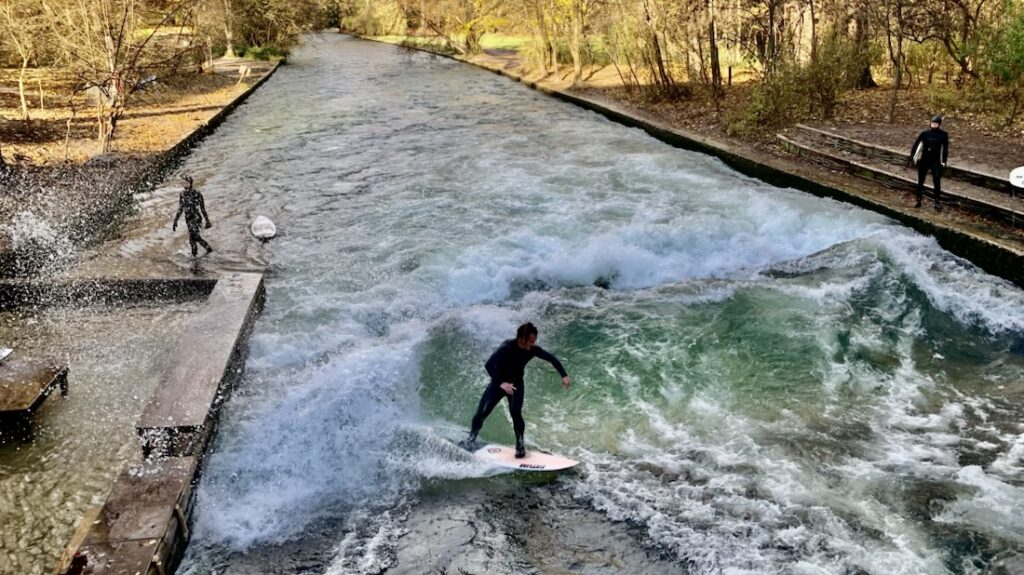 Surfisti all'Englischer Garten di Monaco di Baviera