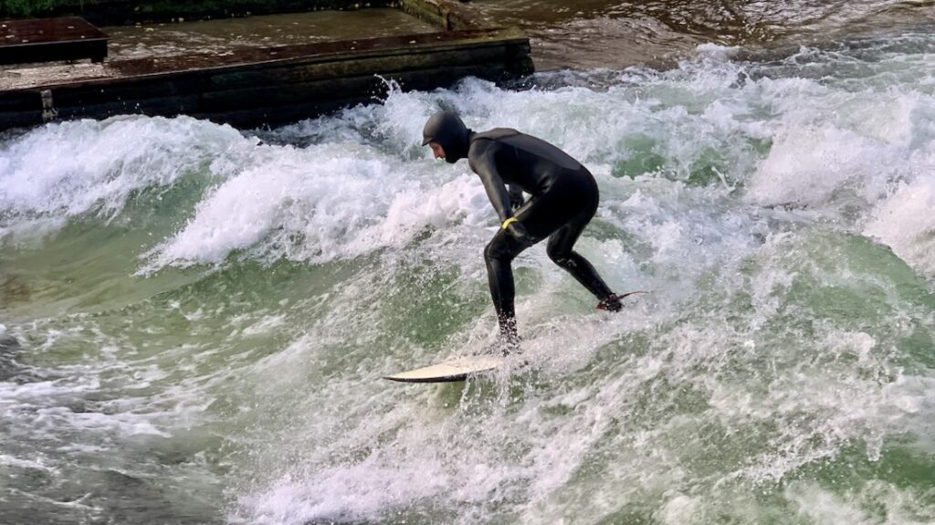 Surfista all'Englischer Garten di Monaco di Baviera